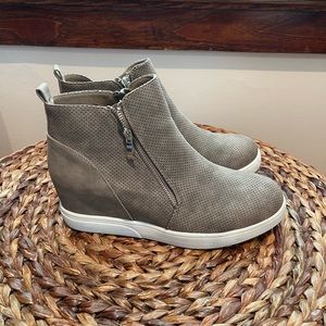 Pennelope - taupe wedge sneaker - size 12